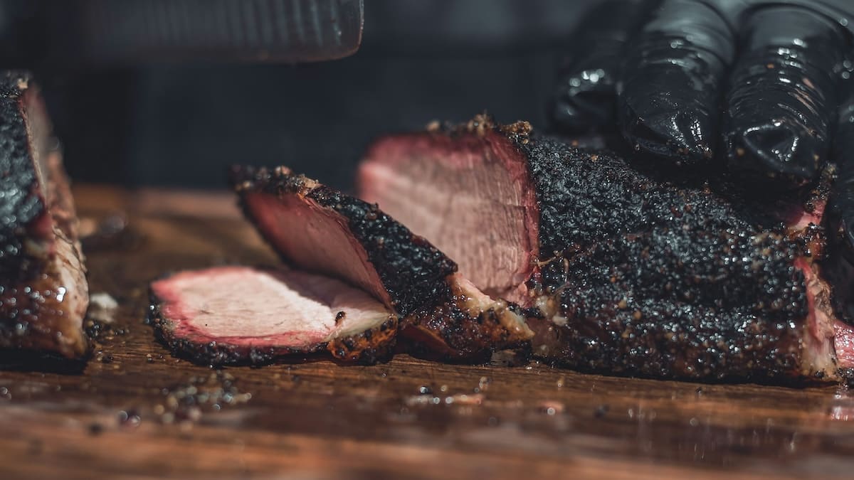 Brisket fumé fraîchement tranché